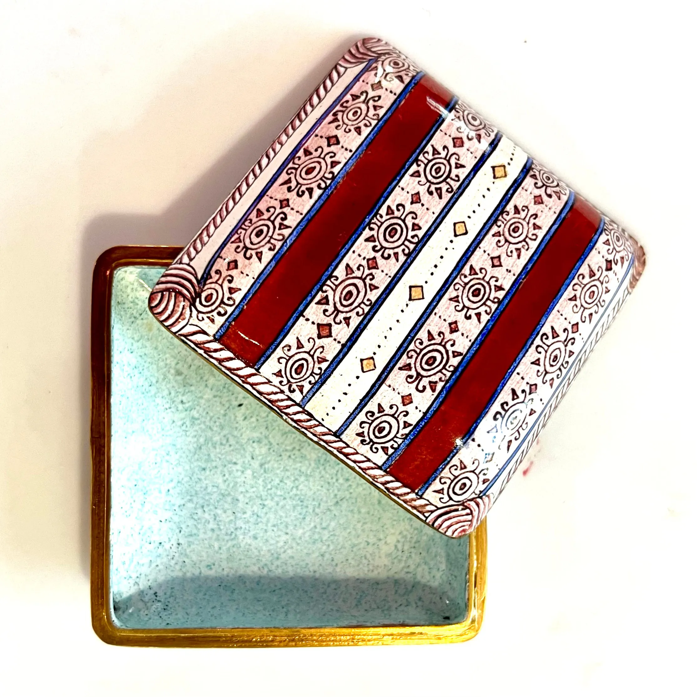 Surrey Pillow Box