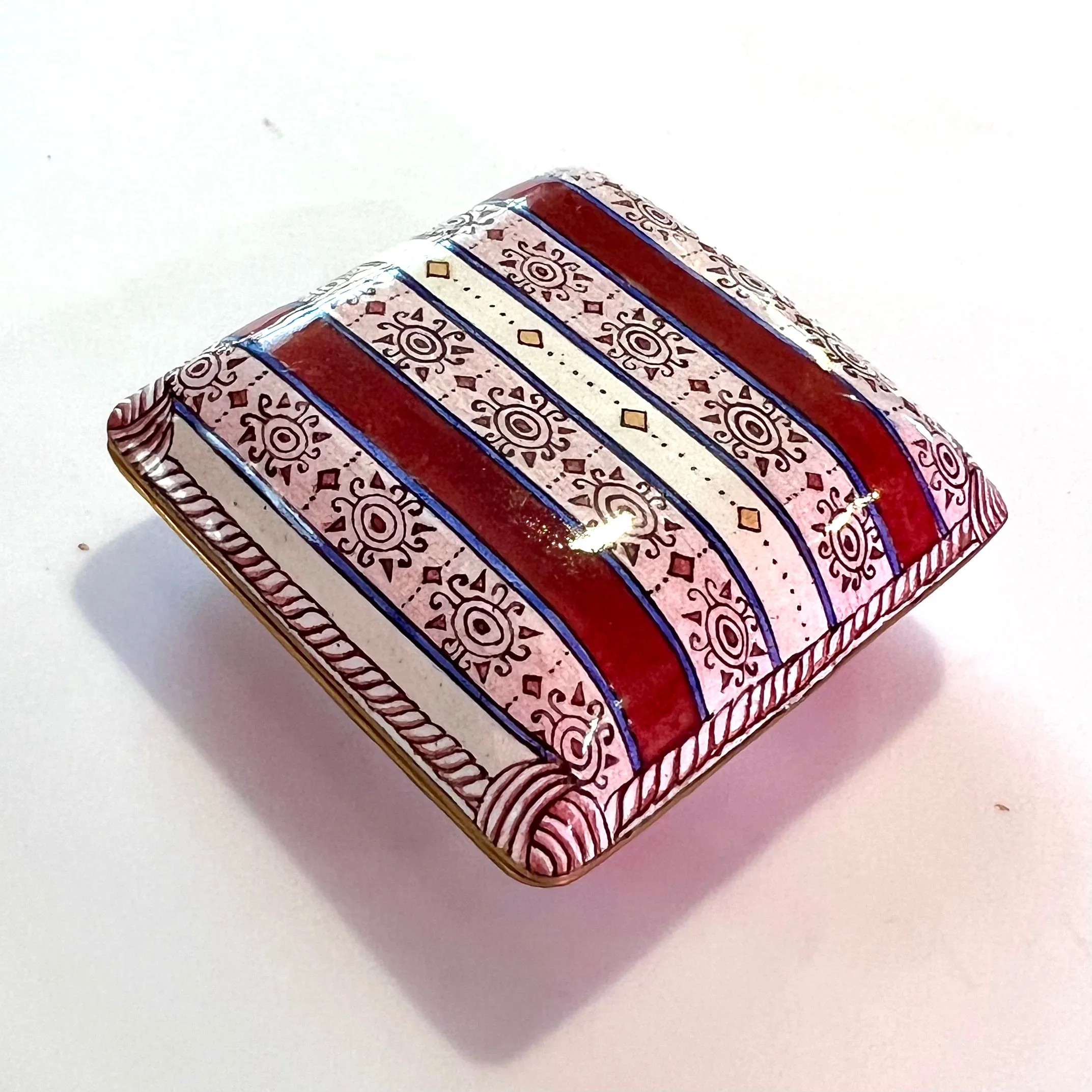 Surrey Pillow Box