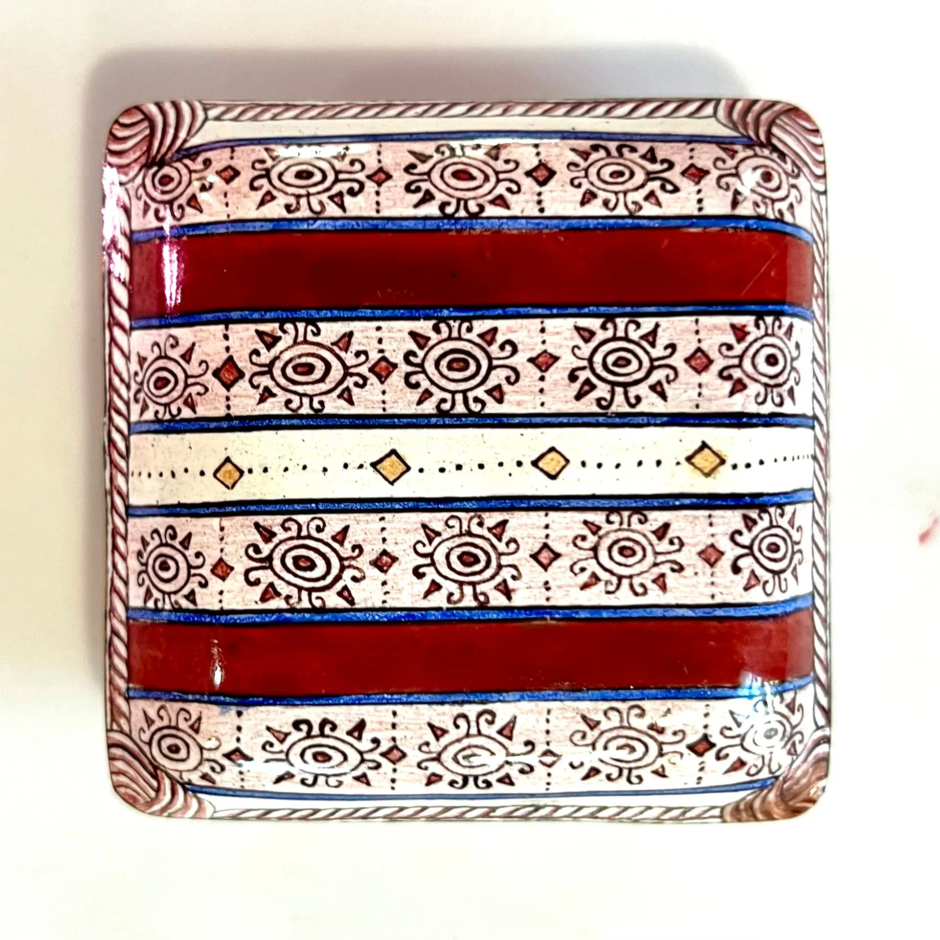 Surrey Pillow Box